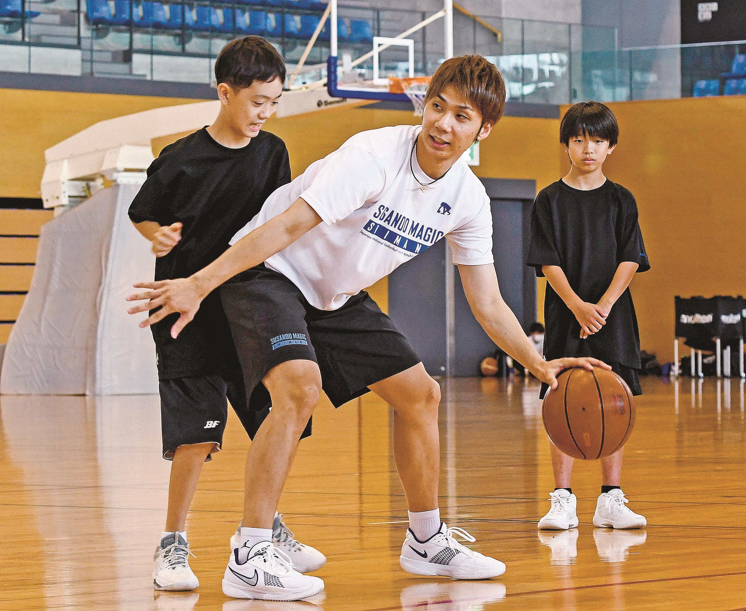 スサマジが中学バスケ部指導 松江 | 山陰中央新報デジタル