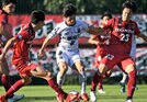 【ＦＣ神楽しまね―Ｈｏｎｄａ　ＦＣ】後半、ＦＣ神楽しまねのＭＦ佐藤啓志郎（中央）が相手と激しく競り合う＝浜松市、Ｈｏｎｄａ都田サッカー場