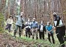ヒメボタルが生息する杉林で撮影ポイントを下見する関係者＝鳥取県日南町菅沢