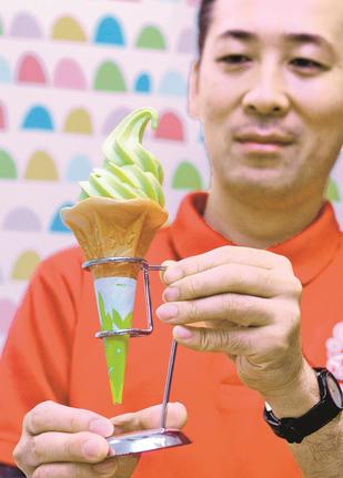 境港観光協会が販売する梨ソフトクリーム＝境港市竹内団地、夢みなとタワー