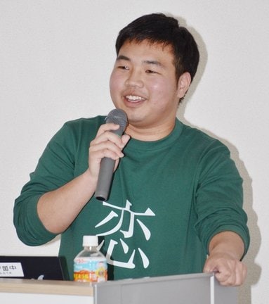 地元食材を使ったスムージーの販売について紹介する中野一天さん＝浜田市田町、市まちなか交流プラザ