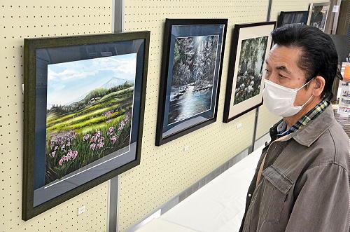 写実的に仕上げた自信作を眺める高見秋彦さん＝松江市朝日町、広島銀行松江支店