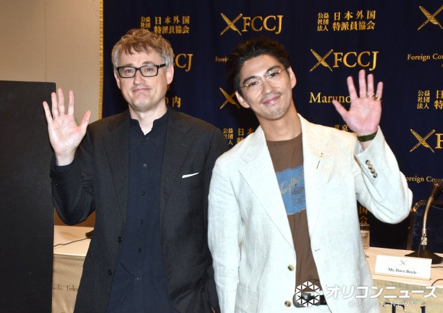 映画『Never After Dark／ネバーアフターダーク』日本外国特派員協会記者会見に登壇した（左から）デイヴ・ボイル監督、賀来賢人