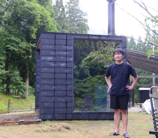 キャンプ場内にある箱形のサウナ。支配人の熊野正起さん（写真）が設計、設置した。＝島根県飯南町小田、キャンプもりのす