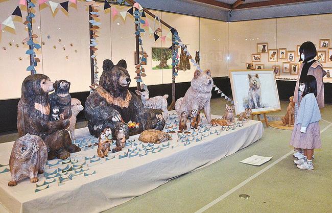 はしもとみおさんの作品を見入る来場者＝出雲市平田町、平田本陣記念館