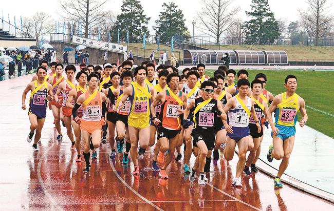 スタート地点の松江市営陸上競技場で勢いよく駆け出す各チームの１区走者（第７４回大会）