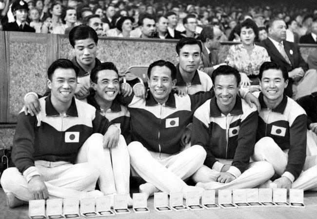 １９５６年メルボルン五輪で11個のメダルを獲得した日本男子体操チーム。前列右から２人目が竹本正男さん（共同）