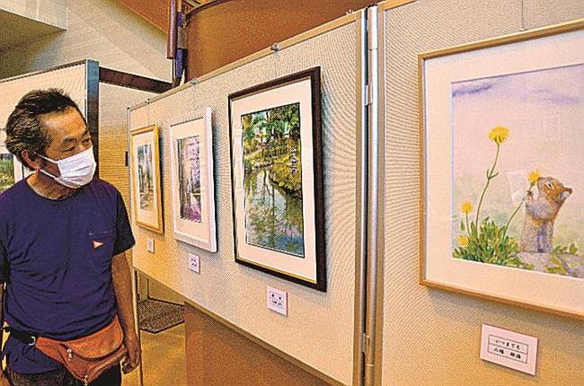 展示作品を鑑賞する来場者＝松江市東朝日町、中国電力ふれあいホール