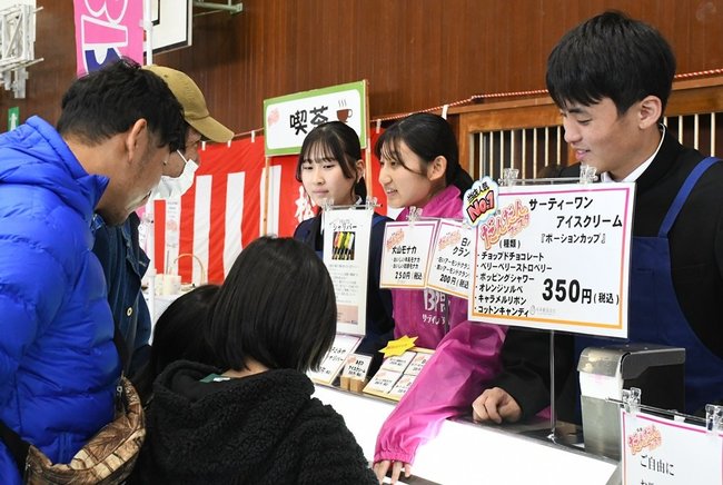 来場者に商品の特徴をＰＲする生徒＝松江市浜乃木８丁目、松江商業高校