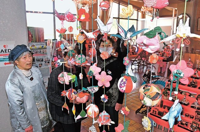 つるしびなを眺める来場者=島根県邑南町高見、高原公民館