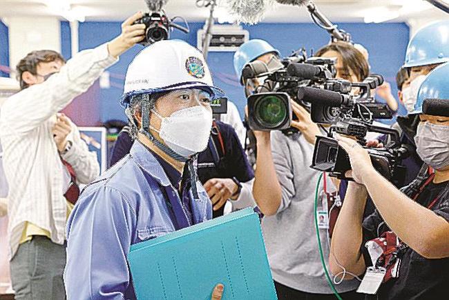 指令破壊信号が送られたＨ３ロケット１号機について説明するＪＡＸＡの関係者＝７日午前１０時５４分、鹿児島県の種子島宇宙センター