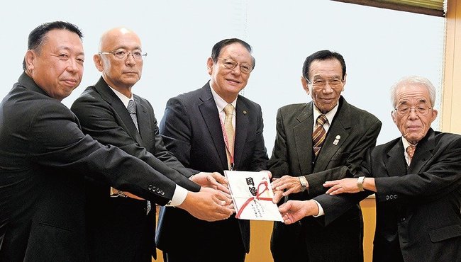 小笹邦雄会長（左から４人目）に目録を手渡す田中武夫市長（中央）ら主催者＝安来市安来町、市役所安来庁舎