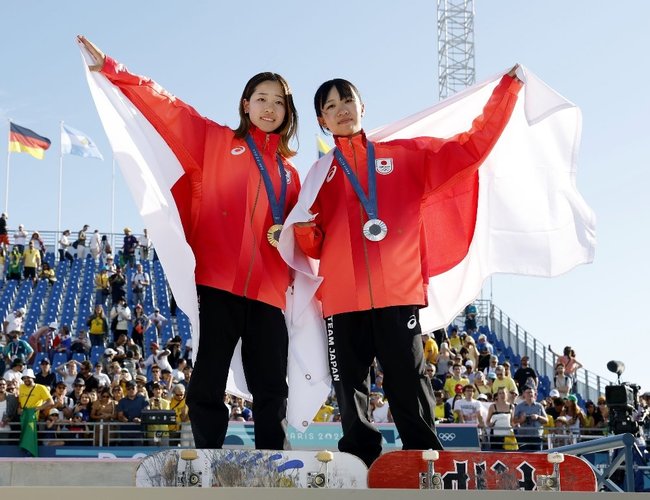 パリ五輪のスケートボード女子ストリートで金メダルを獲得した吉沢恋選手（左）と銀メダルの赤間凜音選手＝７月２８日、パリ（共同）