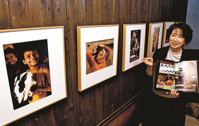 ネパールで撮影した作品を紹介する青木佳子さん
＝益田市あけぼの東町、ギャラリー茶房「ちいさなぎゃらりーうつわ」