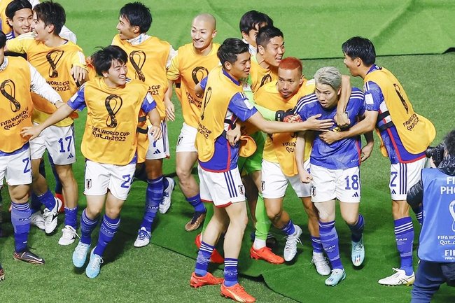 後半、浅野（右から２人目）が勝ち越しゴールを決め、大喜びの日本＝ドーハ（共同）