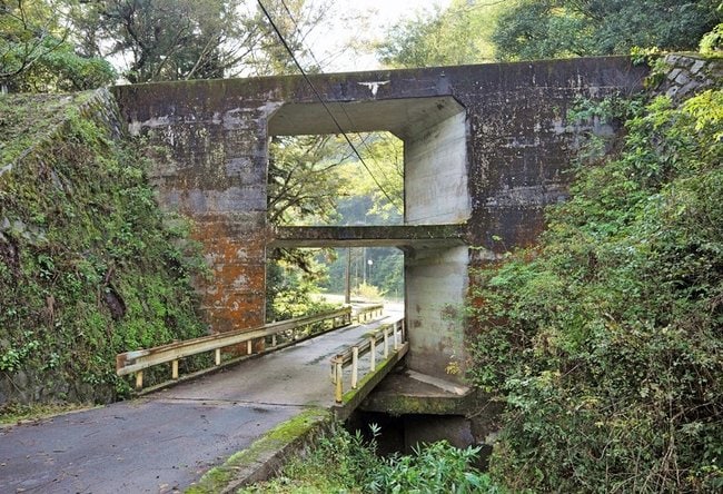 選奨土木遺産に認定された志谷川橋梁＝島根県川本町因原