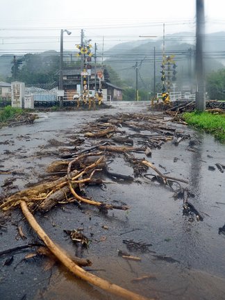 がれきが流れ出た、一畑電車の踏切付近＝８日午前11時29分、出雲市美談町