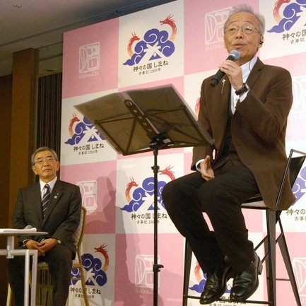神話博しまねの公式メッセージソング「はじまりの物語」を披露する谷村新司さん（右）＝２０１２年１月、東京都内