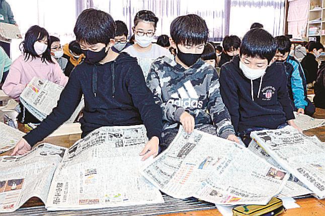 ※Ｐ説不要　　新聞に目を通す児童＝出雲市立長浜小学校、出雲市荒茅町