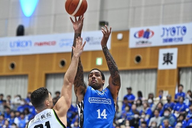 【第18戦・島根-北海道】第1クオーター、島根のジェームズ・マイケル・マカドゥ(中央)がシュートを放つ=カミアリーナ