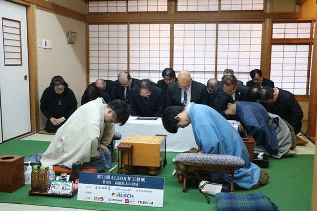 対局に臨む藤井聡太王将（右）と菅井竜也八段＝２７日午前、大田市三瓶町、国民宿舎さんべ荘（提供：日本将棋連盟）
