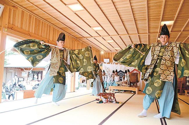 「四方剣」を披露する神楽社中＝出雲市斐川町併川、立虫神社の社殿
