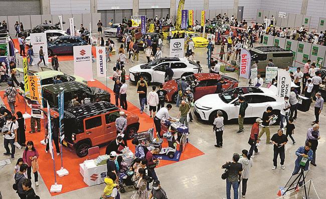 山陰両県のディーラーがえりすぐった車両に見入る来場者＝松江市学園南１丁目、くにびきメッセ