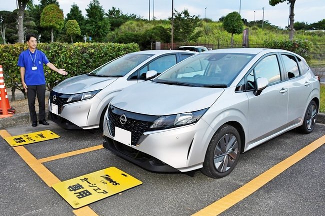 萩・石見空港を拠点に社会実験が始まったカーシェアリングの車両＝益田市内田町（画像の一部を加工しています）