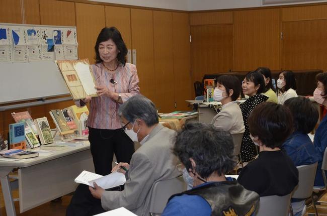 出雲市内であったテーマトークで話す坂本文江さん（左）＝４月
