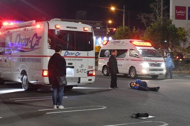 現場検証する捜査関係者ら＝１４日午後９時１５分、出雲市渡橋町