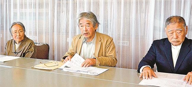 校名選定のやり直しを求める「新校名の再考を求める住民直接請求の会」の深田哲士共同代表（中央）ら＝倉吉市葵町、市役所