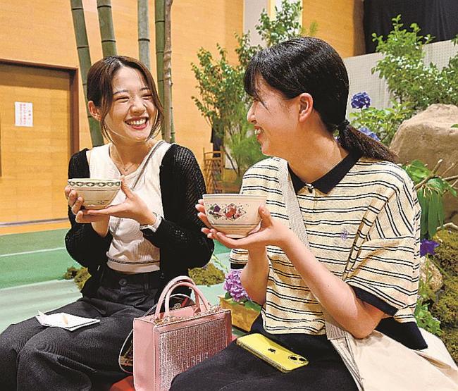 茶の一服を堪能する来場者＝浜田市金城町今福、今福まちづくりセンター