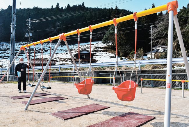 やすぎ公園の開設に合わせて新設されたブランコ＝浜田市弥栄町長安本郷