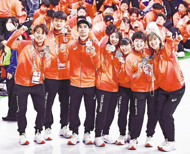 「東「東京デフリンピック」の閉会式に臨む卓球の選手ら。日本で初めて開催された聴覚障害者の国際スポーツ大会で日本選手団は金１６、銀１２、銅２３の計５１個のメダルを獲得した＝２６日、東京体育館