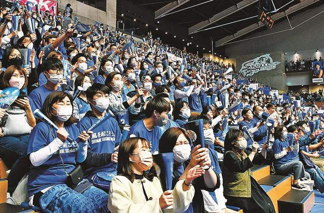 島根スサノオマジックが得点を決め、歓声を上げるブースター＝松江市学園南１丁目、市総合体育館