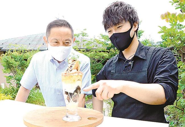 「４７５パフェ」の出来栄えを確認する米子市観光課の大森満晴さん（左）＝米子市上福原、カフェ・ジャルディーノ