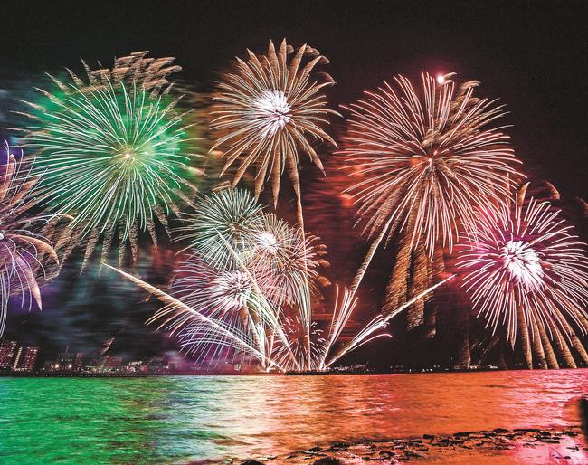 昨年の水郷祭で宍道湖上を彩る花火（松江市）