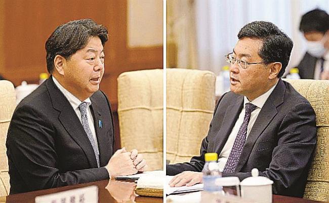 中国の秦剛国務委員兼外相（右）と会談する林外相＝２日、北京の釣魚台迎賓館（共同）