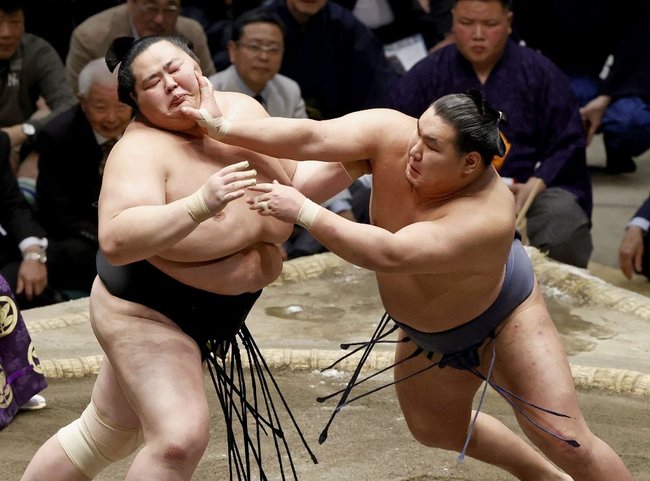 大相撲初場所千秋楽で豊昇龍（右）に攻め込まれる琴桜＝１月２６日、両国国技館