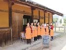 「尼子の茶店」を開いた安来市商工会女性部広瀬支部のメンバー＝安来市広瀬町富田、月山富田城跡