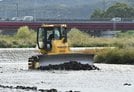 重機で川底の砂などを取り除く作業員＝鳥取県日吉津村富吉