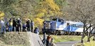 紅葉で色づいた山あいとともに奥出雲おろち号のラストランを撮影する鉄道ファン＝島根県奥出雲町八川