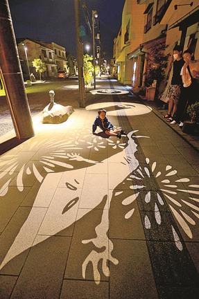 一反木綿と花火を表現した影絵で遊ぶ子ども（中央）＝境港市大正町