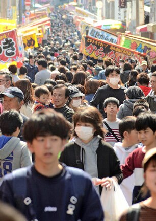 春の彼岸市で歩行者天国の通りを埋め尽くす買い物客たち＝２０１９年３月、大田市大田町（資料）