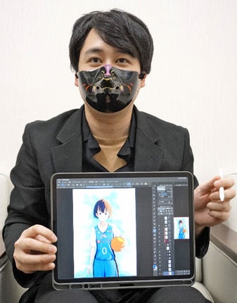 描いた作品について説明するねころびさん＝松江市内