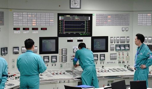 中国電力島根原発２号機のモードスイッチを「起動」に切り替える運転員＝松江市鹿島町片句（代表撮影）
