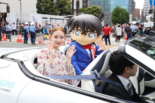 「横浜開港記念みなと祭国際仮装行列 ザよこはまパレード」に参加した畑芽育、コナンくん