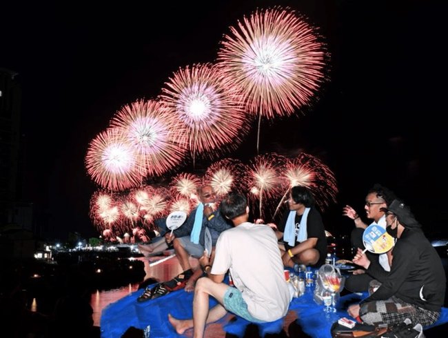 松江水郷祭では、一日で１万３千席の有料観覧席が設けられた