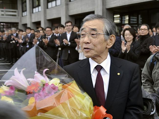 島根県知事退任に伴い、職員らに見送られ退庁する溝口善兵衛氏＝２０１９年４月26日、松江市殿町
