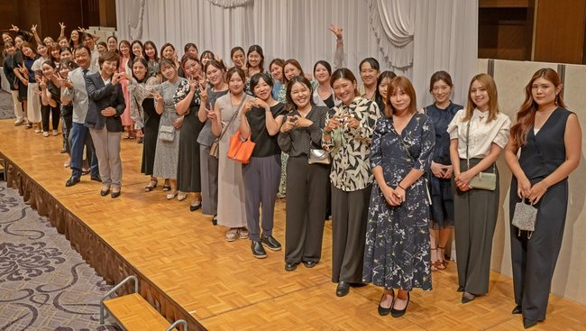 プロアマ大会前夜祭で記念撮影する選手ら＝米子市久米町、ＡＮＡクラウンプラザホテル米子